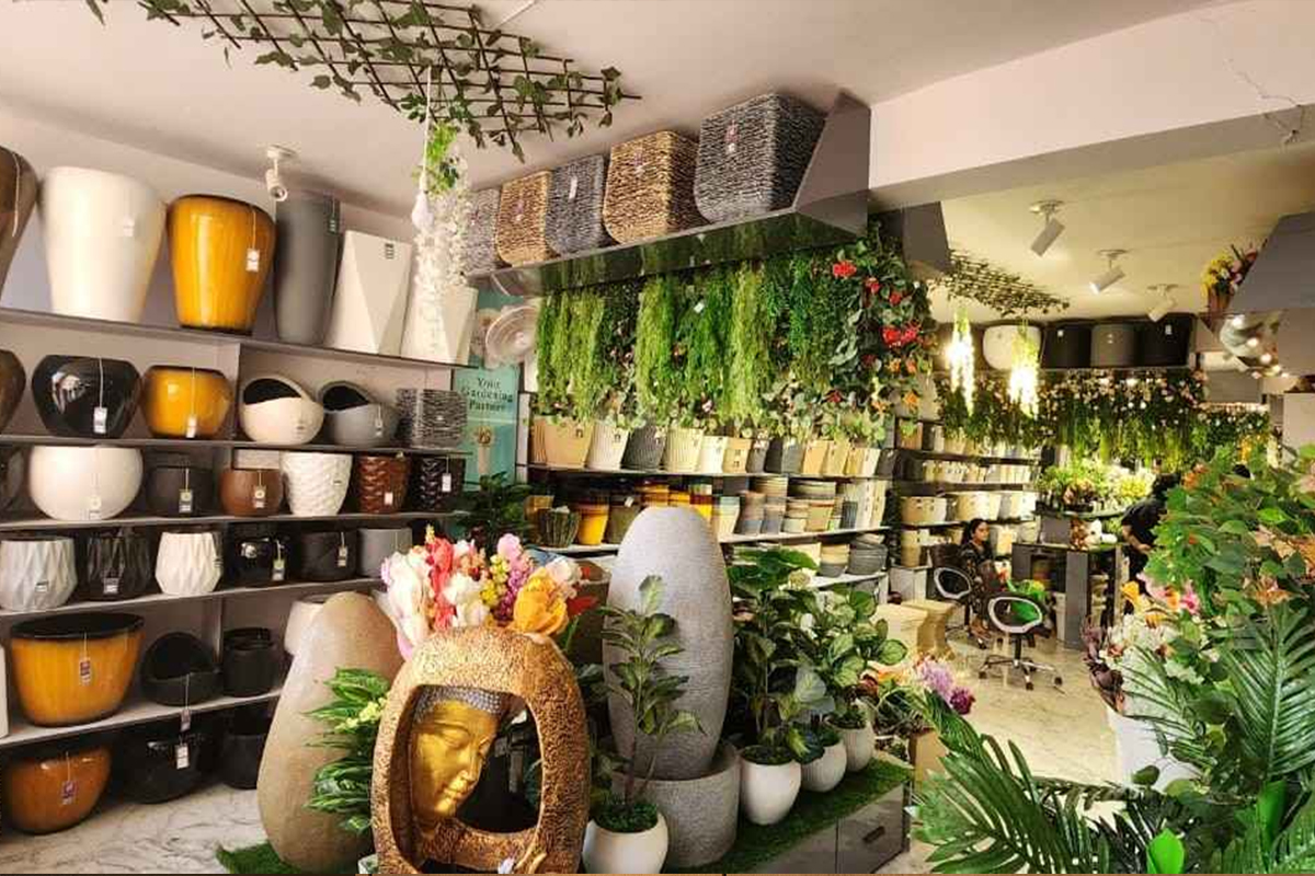 Retail hardware store planters